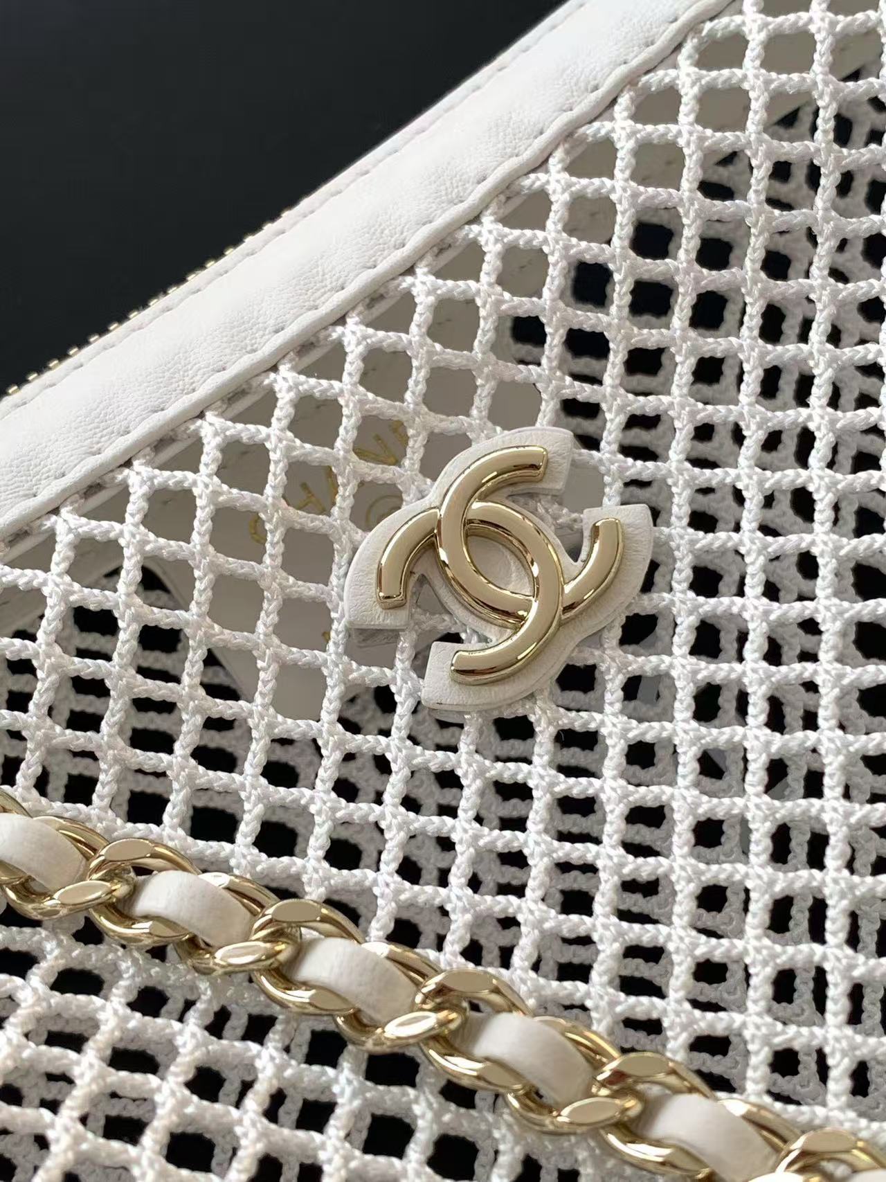 CC 25S WHITE CLUTCH BAG WITH CHAIN