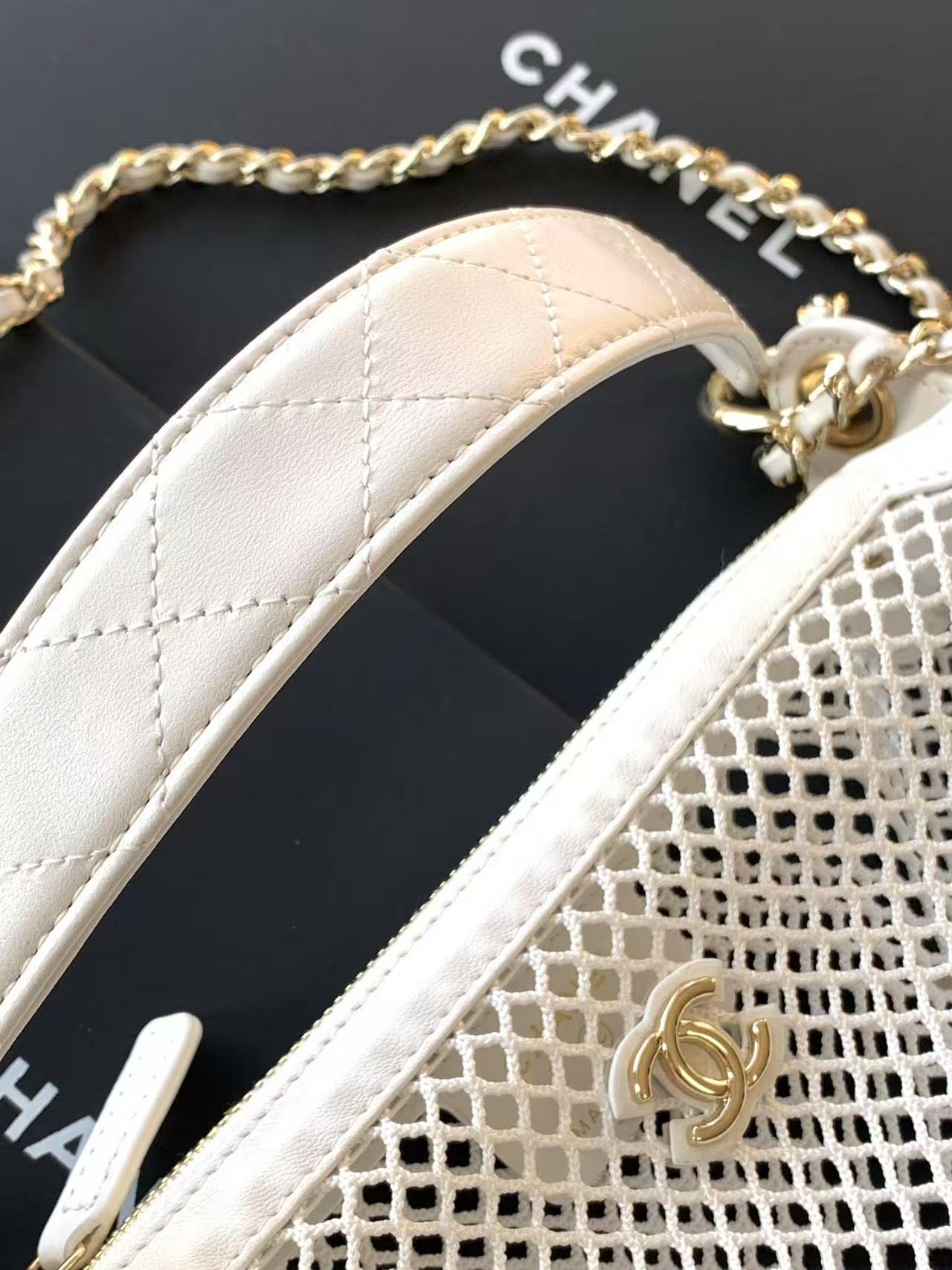 CC 25S WHITE CLUTCH BAG WITH CHAIN