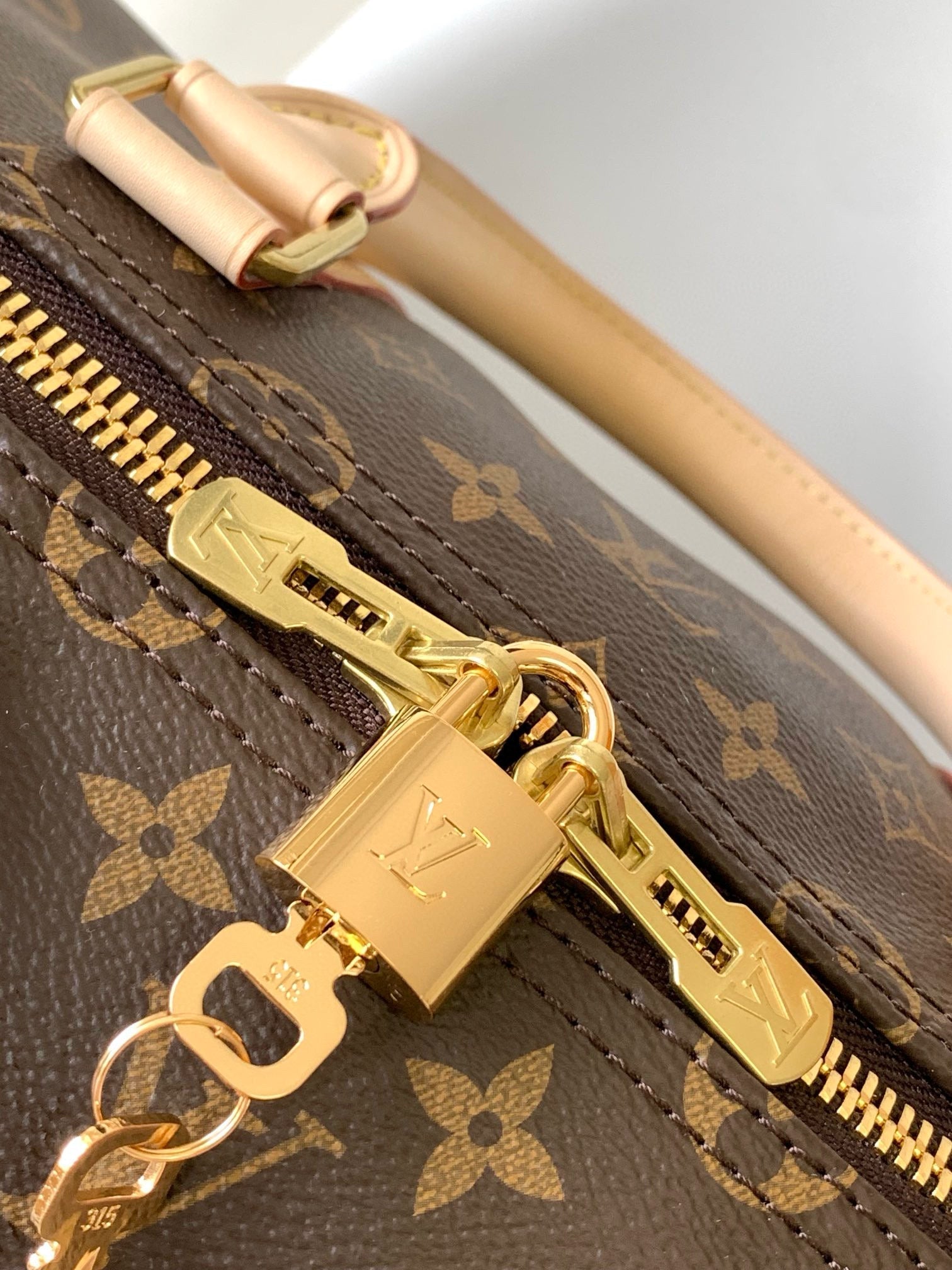 Sac bandoulière Louis Vuitton Keepall 55 en toile monogrammée marron et métal doré
