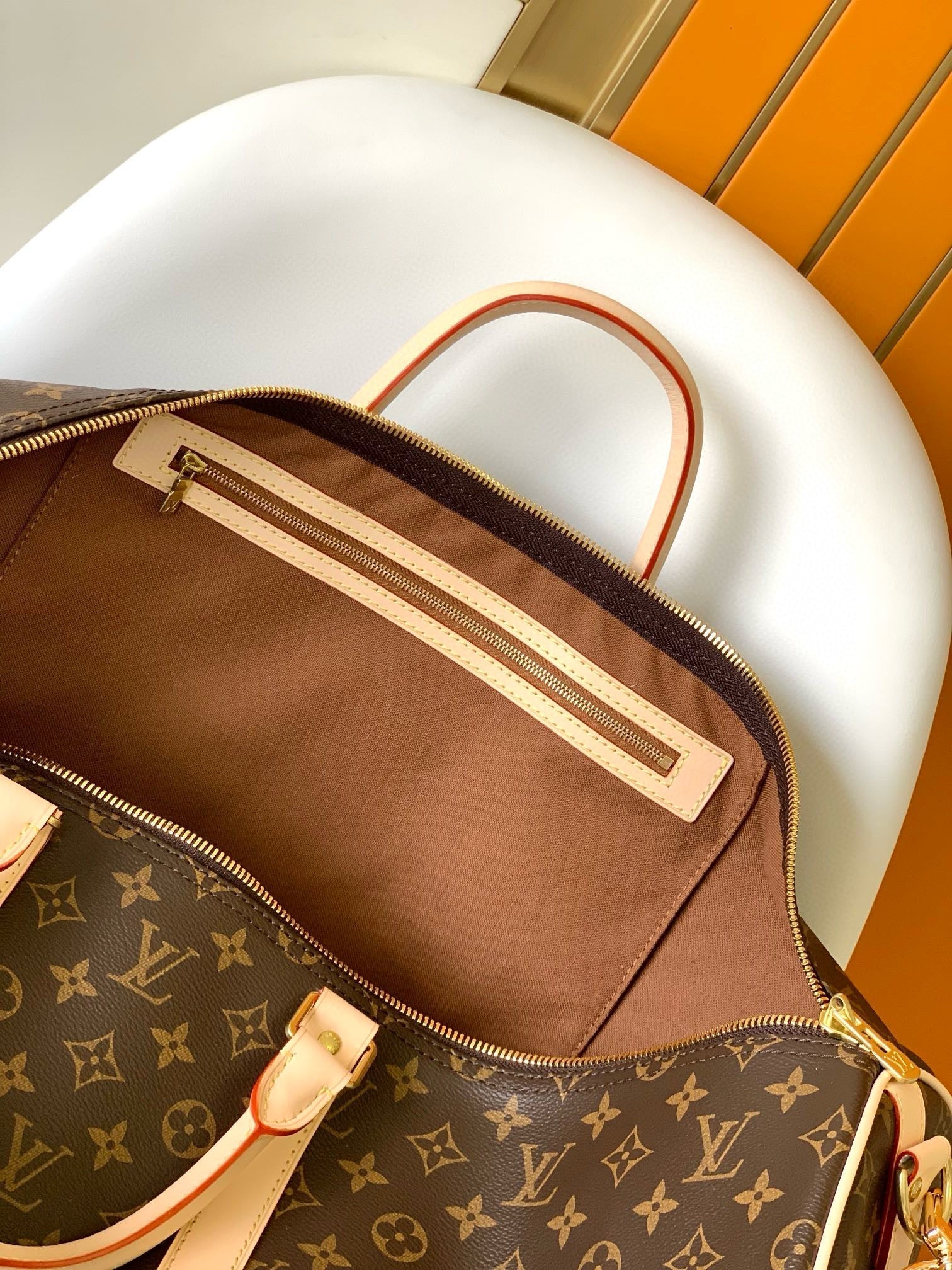 Sac bandoulière Louis Vuitton Keepall 55 en toile monogrammée marron et métal doré