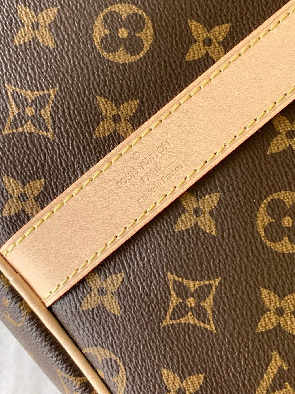 Sac bandoulière Louis Vuitton Keepall 55 en toile monogrammée marron et métal doré