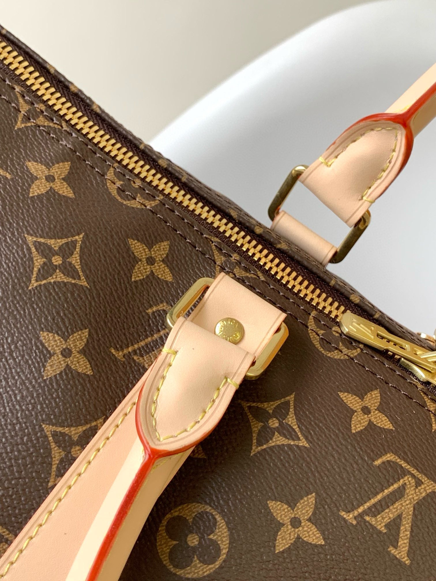 Sac bandoulière Louis Vuitton Keepall 55 en toile monogrammée marron et métal doré