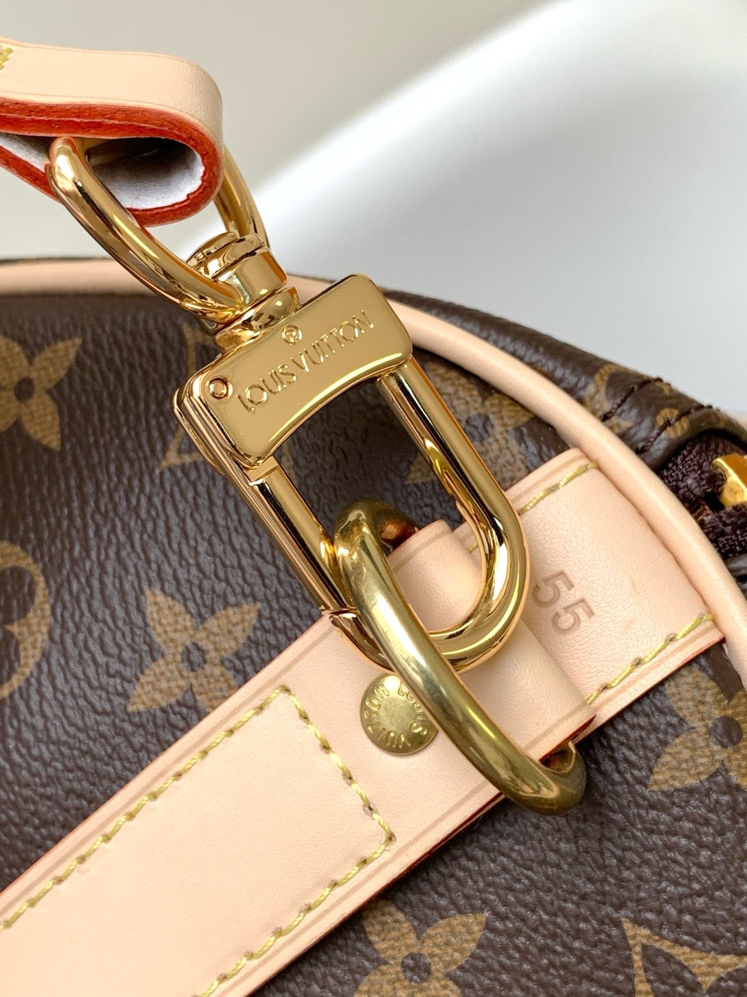 Sac bandoulière Louis Vuitton Keepall 55 en toile monogrammée marron et métal doré