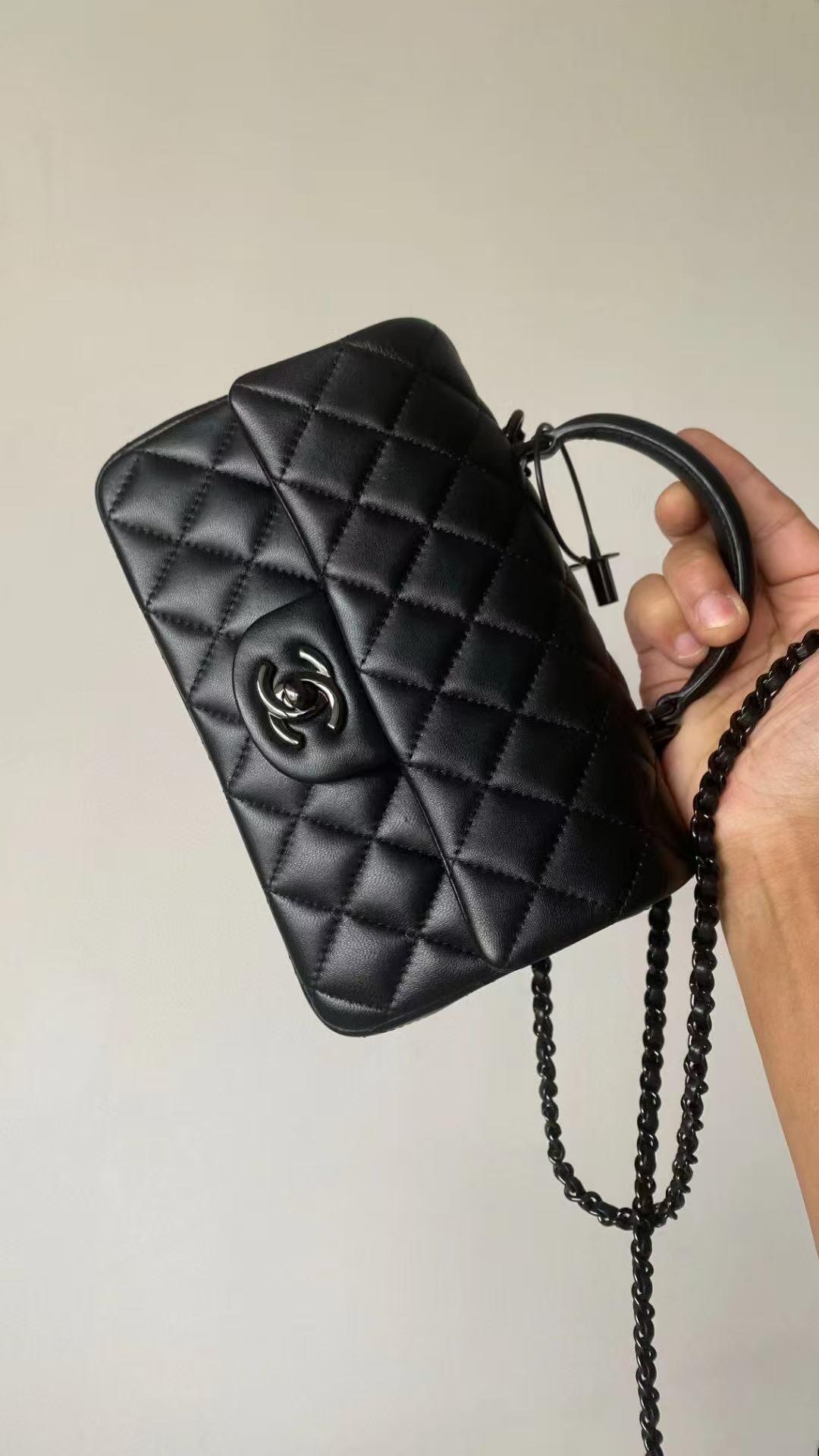 25C MINI FLAP BAG TOP HANDLE 20CM BLACK LAMBSKIN BLACK HARDWARE PREMIUM VERSION