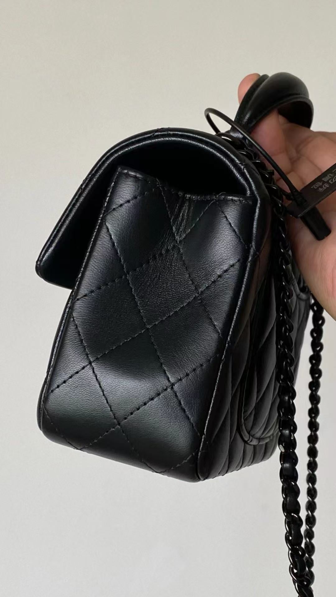 25C MINI FLAP BAG TOP HANDLE 20CM BLACK LAMBSKIN BLACK HARDWARE PREMIUM VERSION