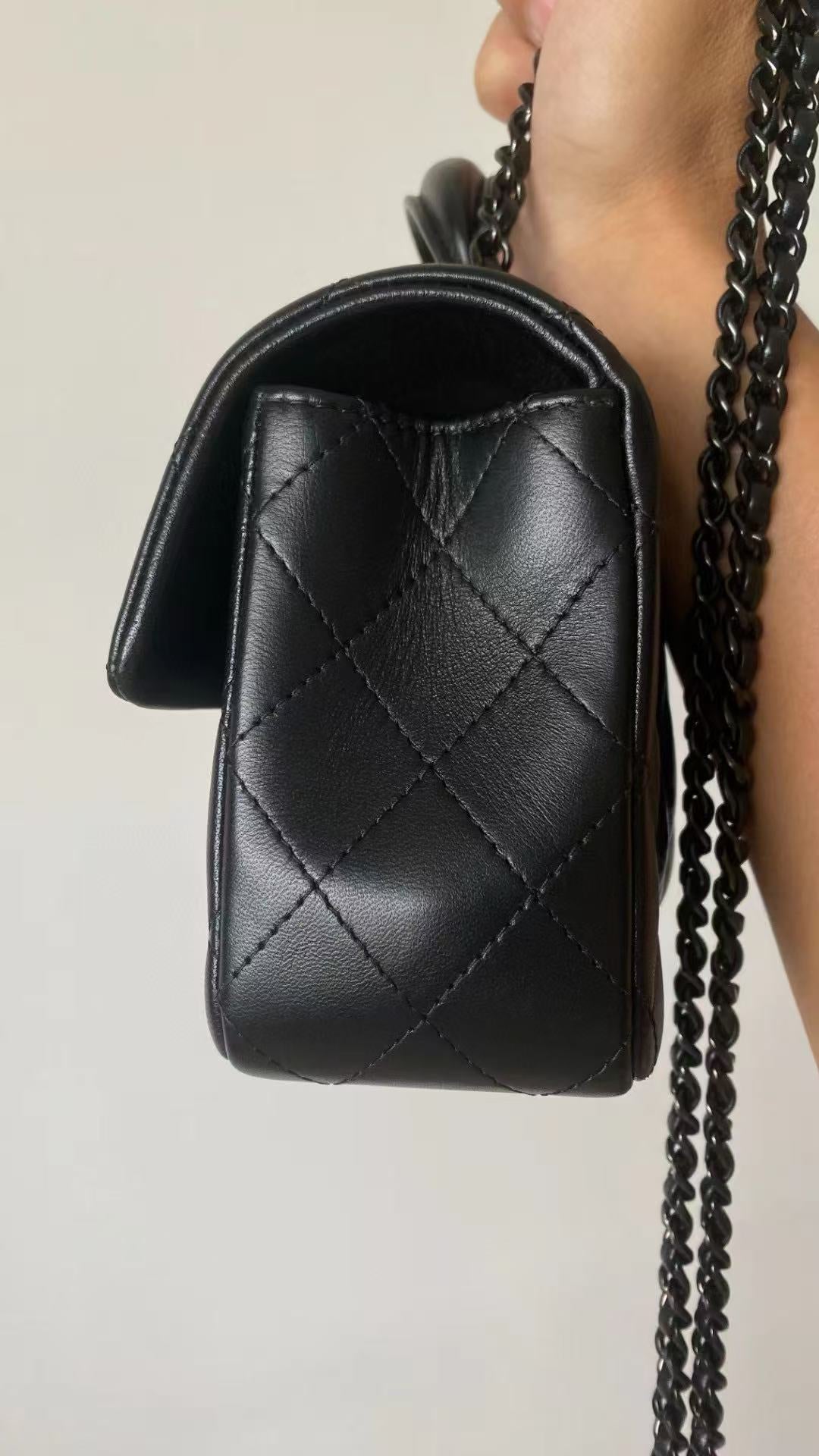 25C MINI FLAP BAG TOP HANDLE 20CM BLACK LAMBSKIN BLACK HARDWARE PREMIUM VERSION