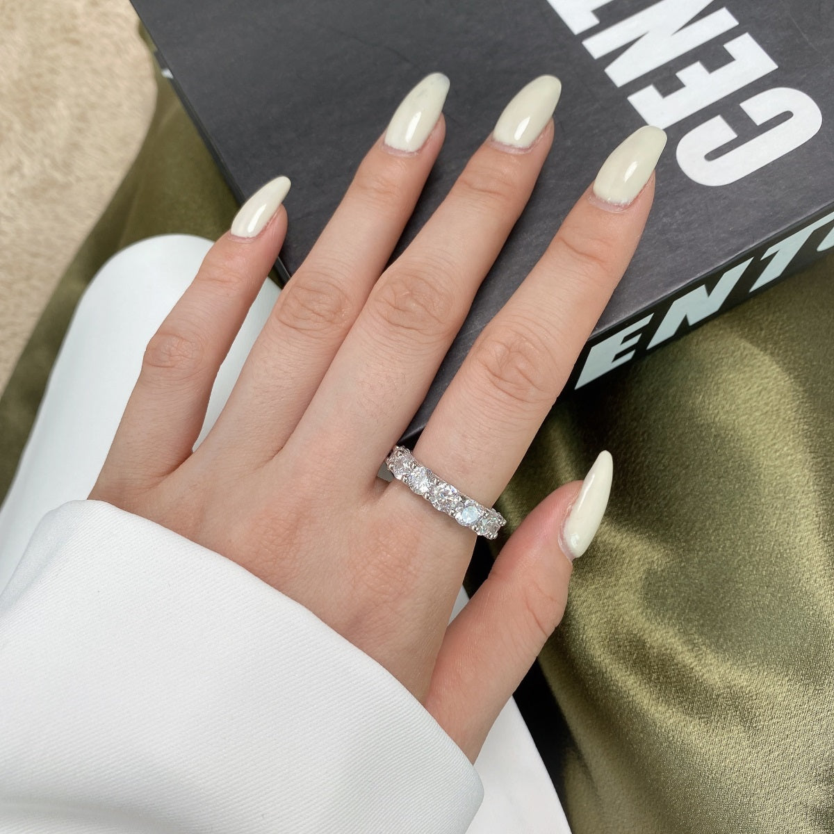 [HOT] Superbe bague de tennis ronde