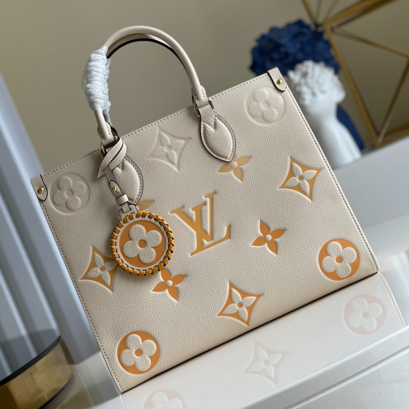 LV ONTHEGO MM 35 CRÈME AVEC GARNITURES EN CUIR DE VACHE 