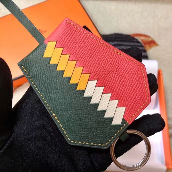 HM CLOCHETTE CLES GRAND TRESSAGE CHARM EN ROUGE À LÈVRES VERT ET ROSE