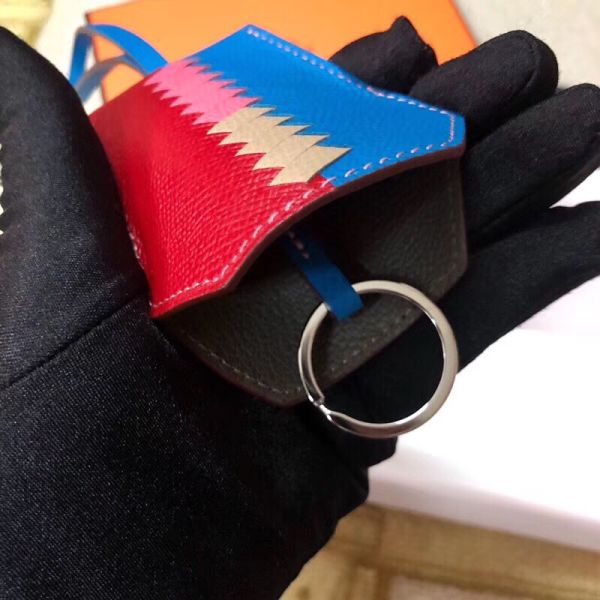 HM CLOCHETTE CLES GRAND TRESSAGE CHARM EN RUBIS ET BLEU