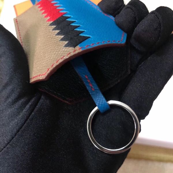 HM CLOCHETTE CLES GRAND TRESSAGE CHARM EN TAUPE ET BLEU