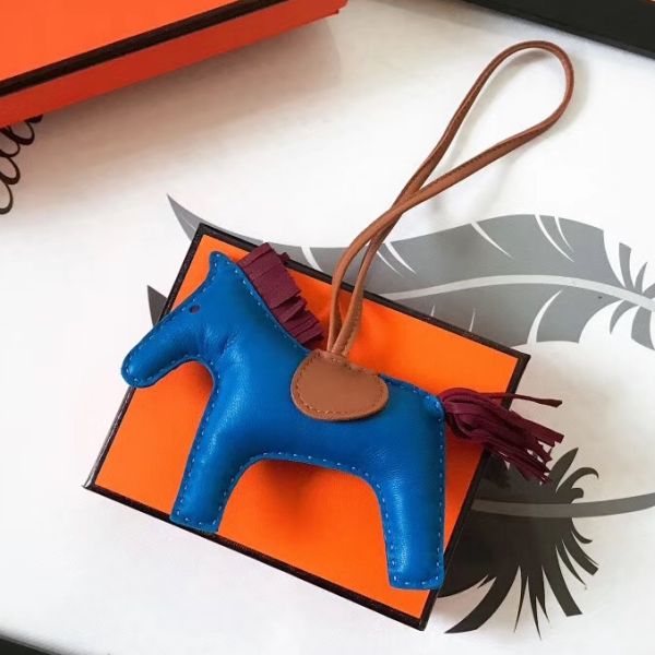 Bijou de sac HM Rodeo Horse en cuir bleu mélangé camel/rubis