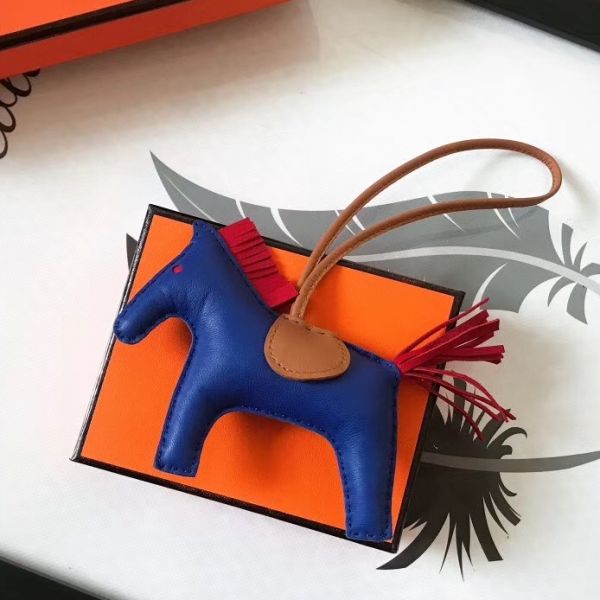 Bijou de sac HM Rodeo Horse en cuir mélangé bleu camel/rouge