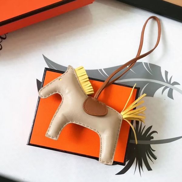 Bijou de sac HM Rodeo Horse en cuir beige mélangé camel/jaune