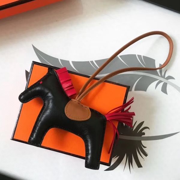Bijou de sac HM Rodeo Horse en cuir noir mélangé camel/rouge