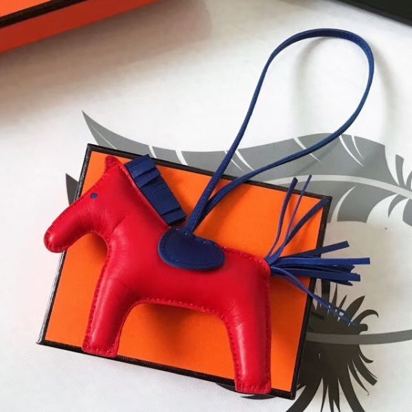 Bijou de sac HM Rodeo Horse en cuir rouge et bleu
