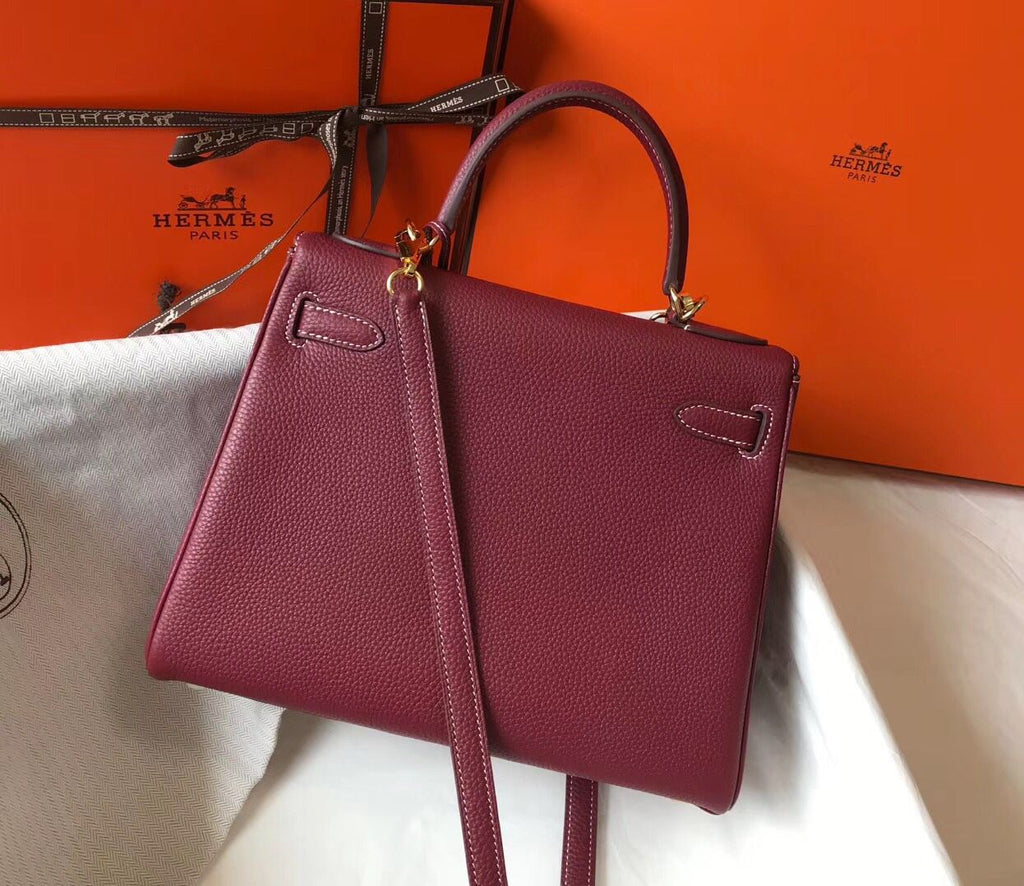Sac HM Kelly 28 cm en cuir Togo bordeaux et accessoires dorés