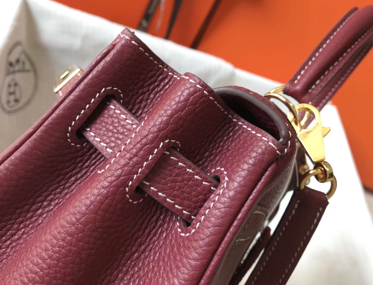 Sac HM Kelly 28 cm en cuir Togo bordeaux et accessoires dorés
