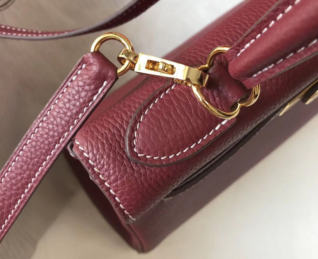 Sac HM Kelly 28 cm en cuir Togo bordeaux et accessoires dorés