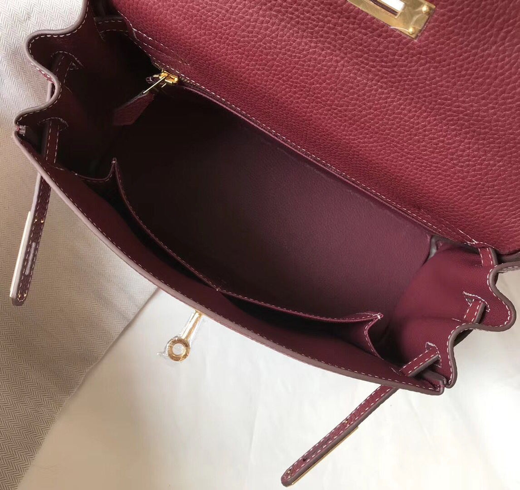 Sac HM Kelly 28 cm en cuir Togo bordeaux et accessoires dorés
