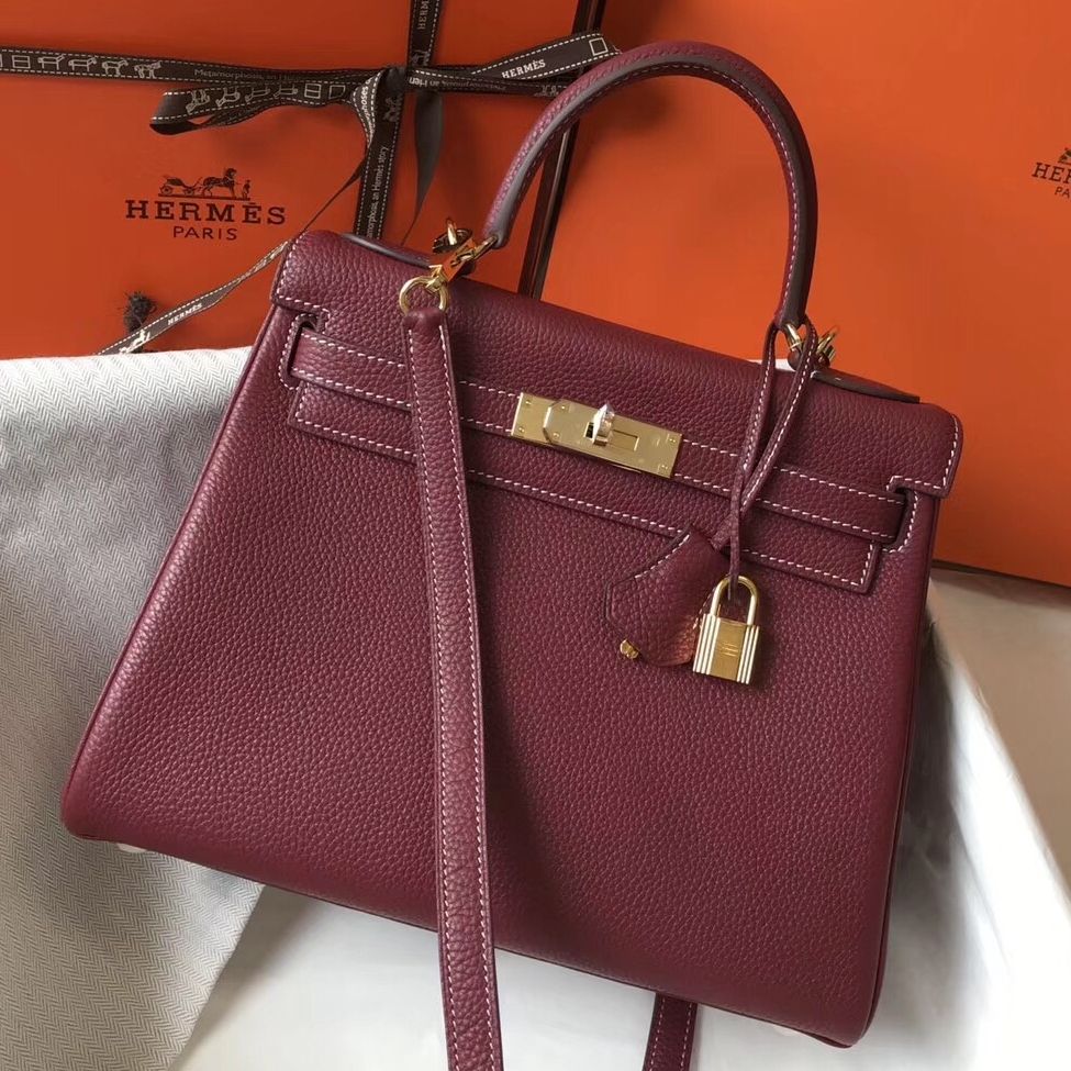 Sac HM Kelly 28 cm en cuir Togo bordeaux et accessoires dorés