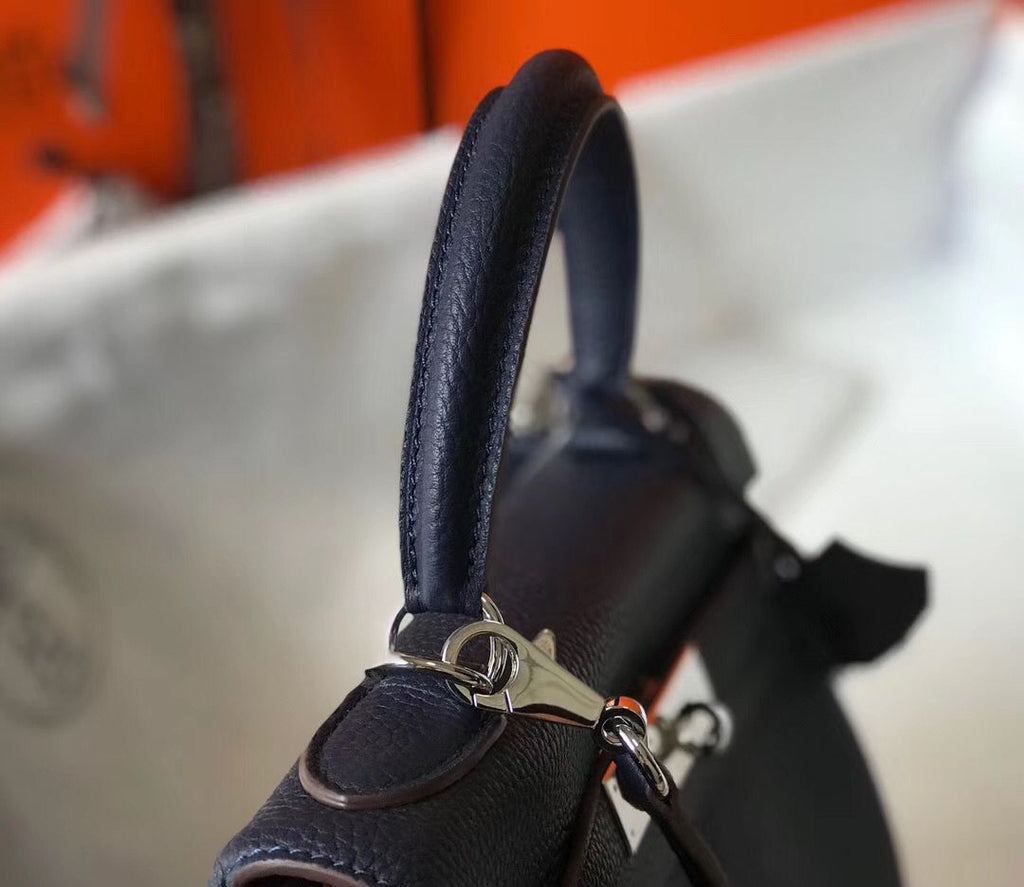 HM KELLY 28CM BLEU FONCÉ CUIR TOGO QUINCAILLERIE ARGENTÉE