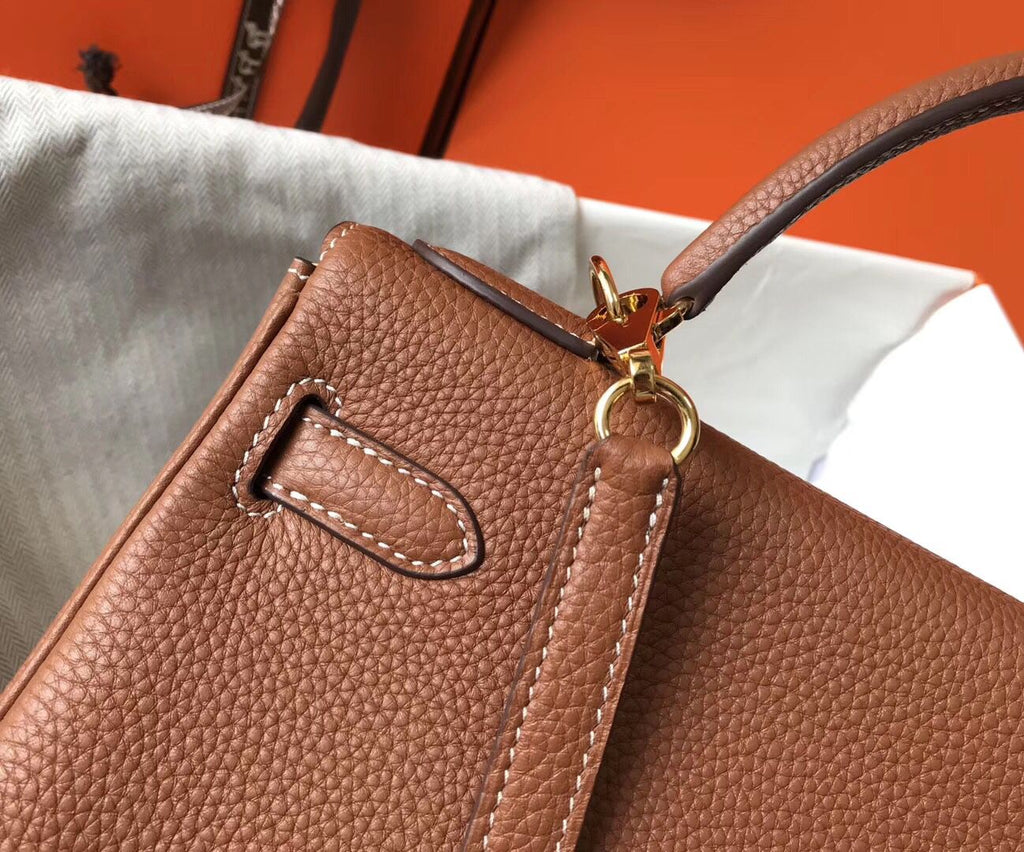 Sac HM Kelly 28 cm en cuir Togo marron et accessoires dorés