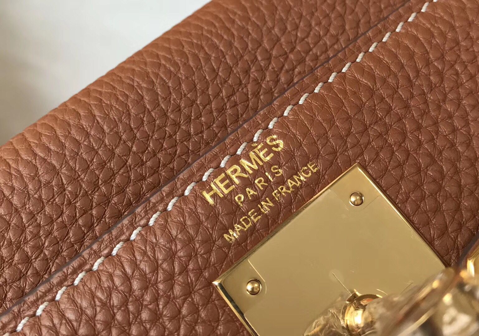 Sac HM Kelly 28 cm en cuir Togo marron et accessoires dorés