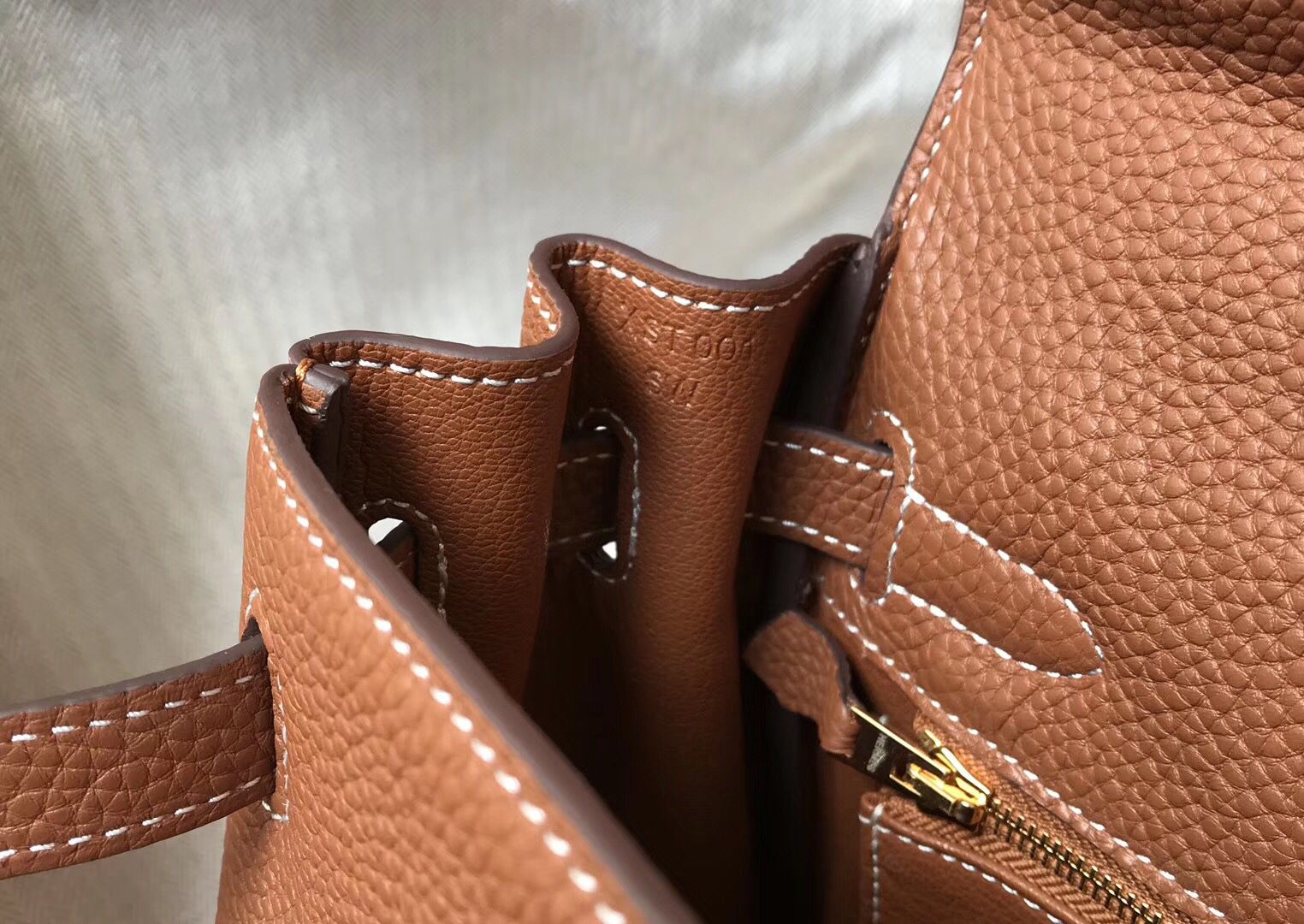 Sac HM Kelly 28 cm en cuir Togo marron et accessoires dorés