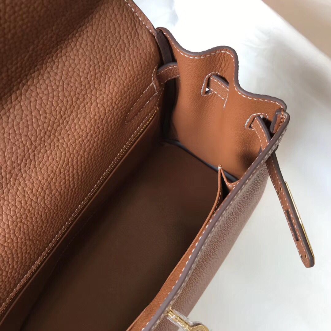 Sac HM Kelly 28 cm en cuir Togo marron et accessoires dorés