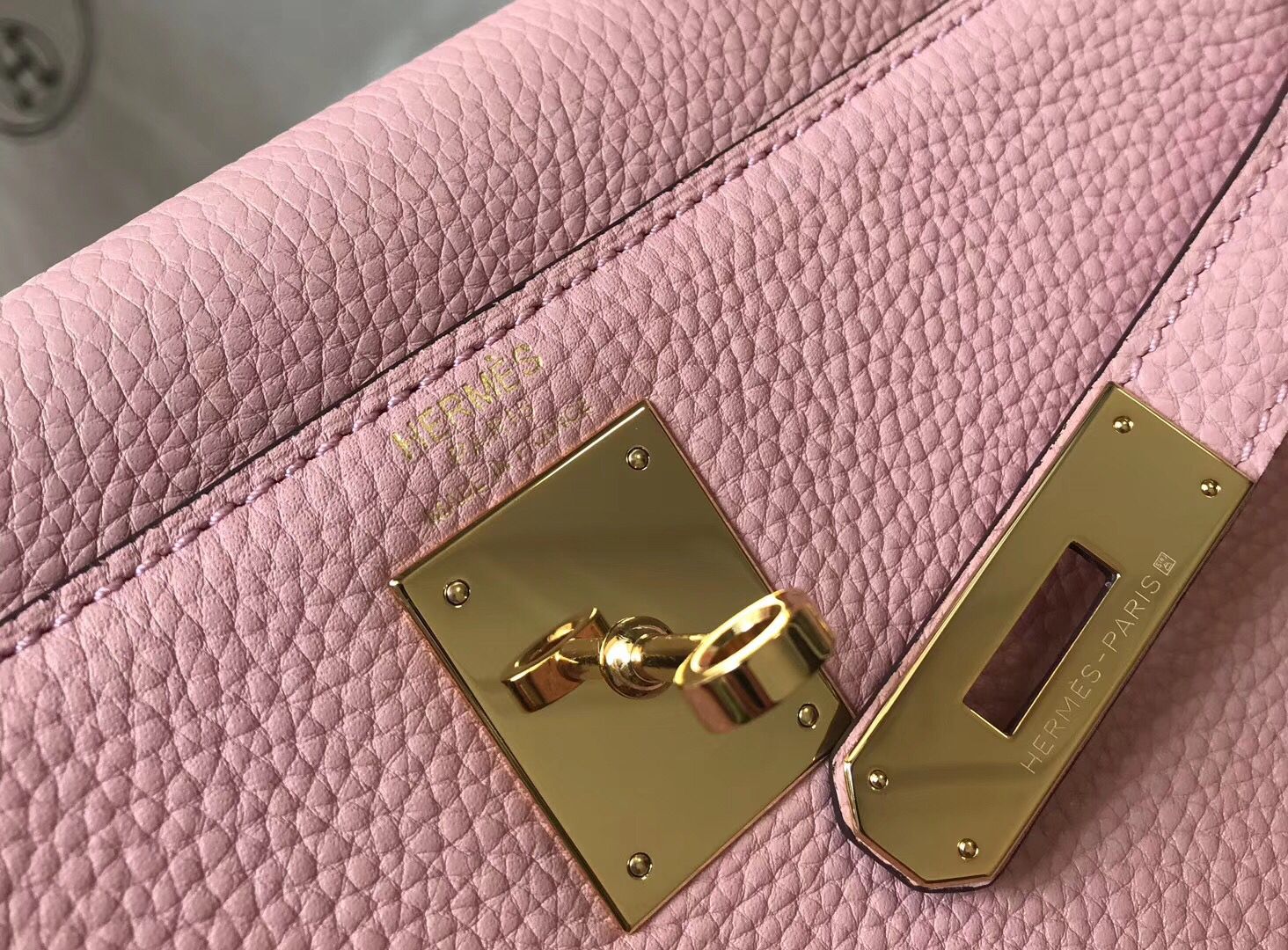 Sac HM Kelly 28 cm en cuir Togo rose et accastillage doré