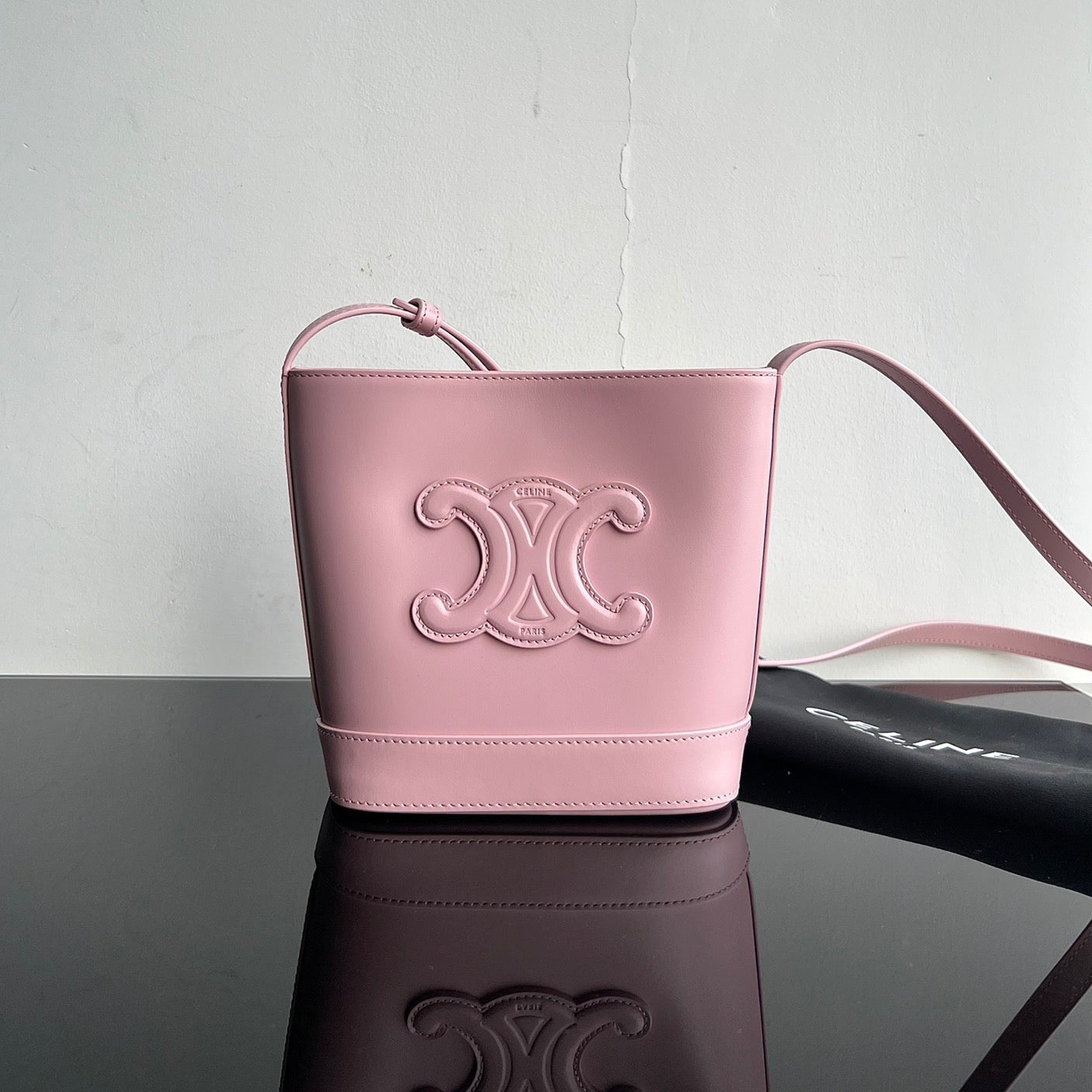 SAC SEAU CUIR TRIPHOME 19 EN CUIR DE VEAU LISSE ROSE PASTEL