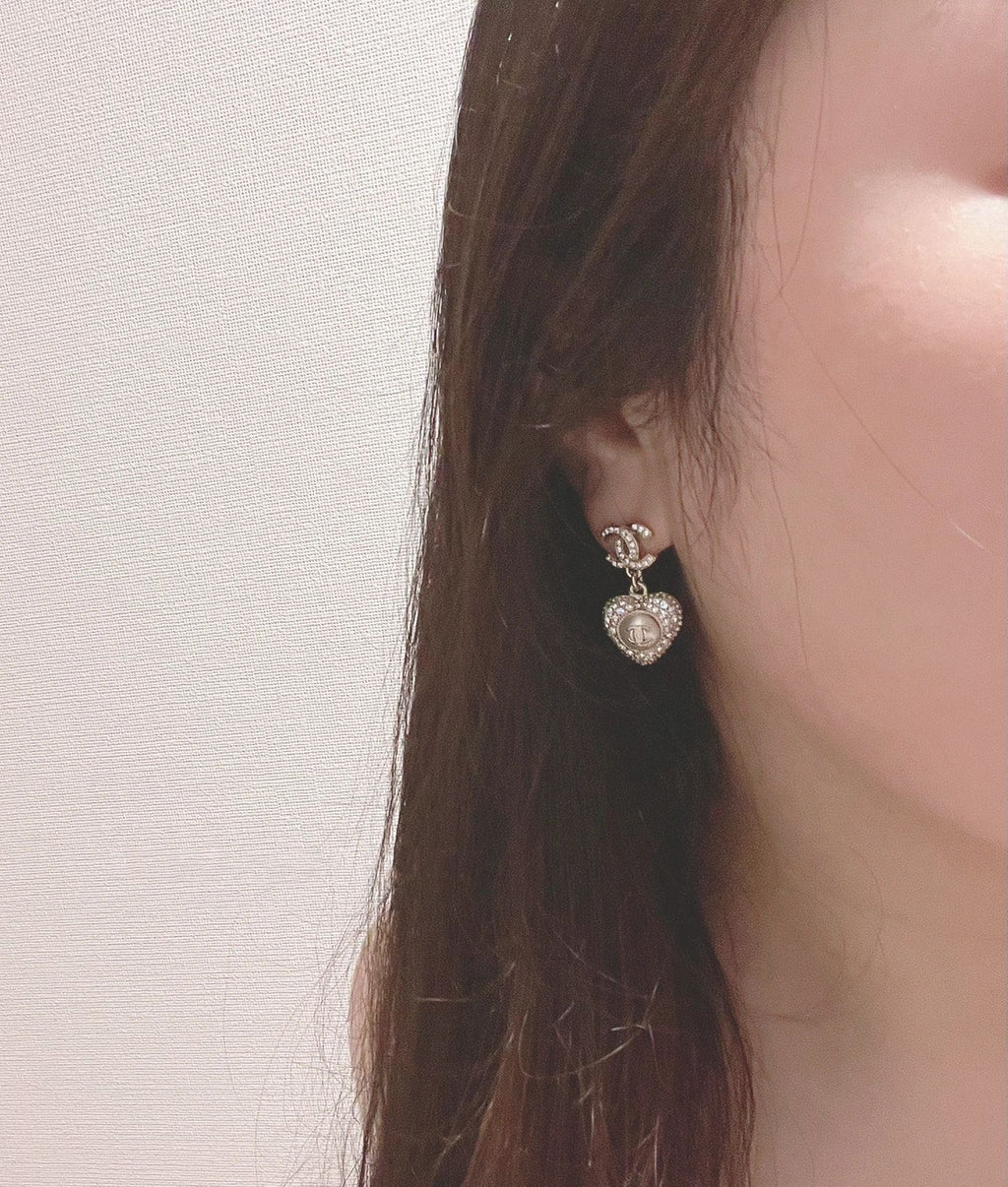 Boucles d'oreilles pendantes en forme de cœur pavé de diamants avec logo CC