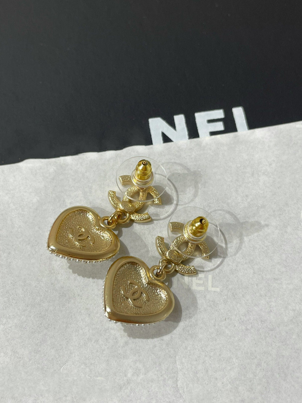 Boucles d'oreilles pendantes en forme de cœur pavé de diamants avec logo CC