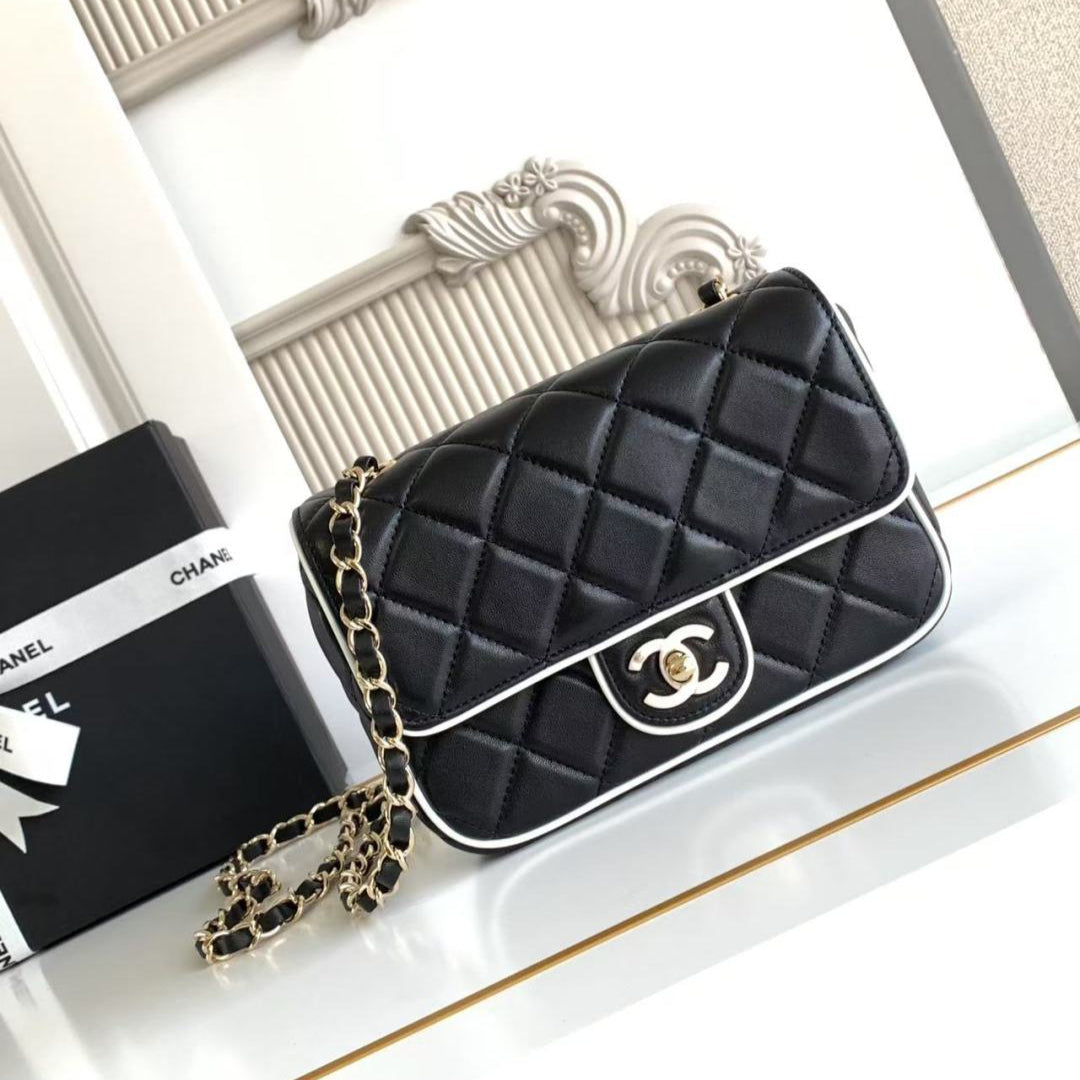 CC 25P MINI SAC À RABAT 20CM CUIR DE VEAU NOIR BLANC