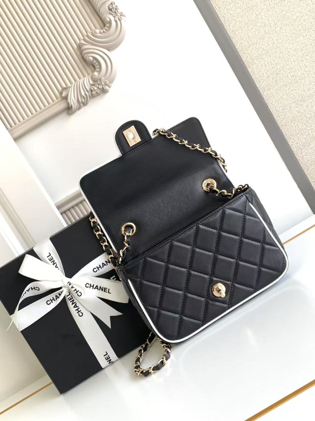 CC 25P MINI FLAP BAG 20CM BLACK WHITE CALFSKIN
