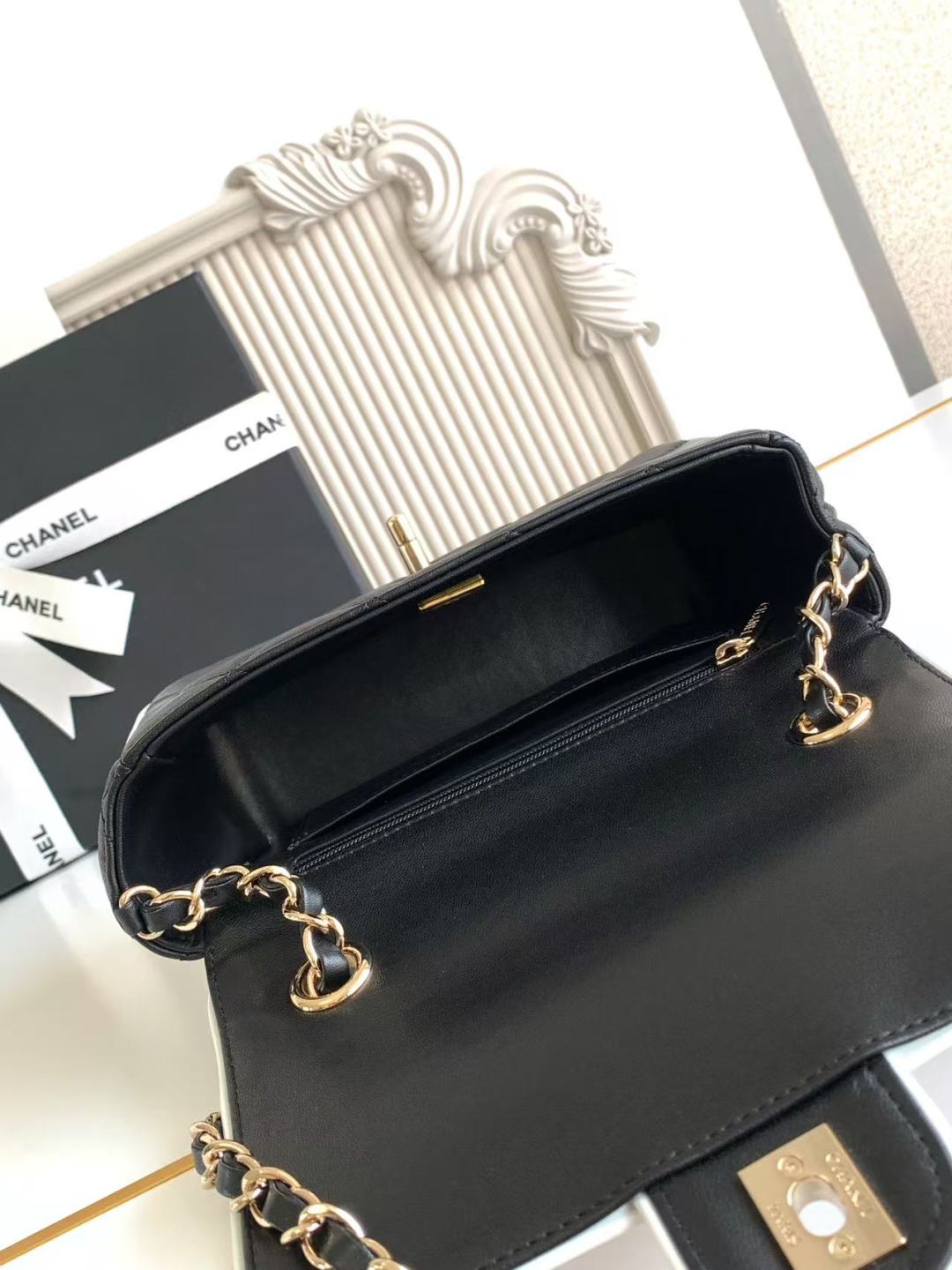 CC 25P MINI SAC À RABAT 20CM CUIR DE VEAU NOIR BLANC