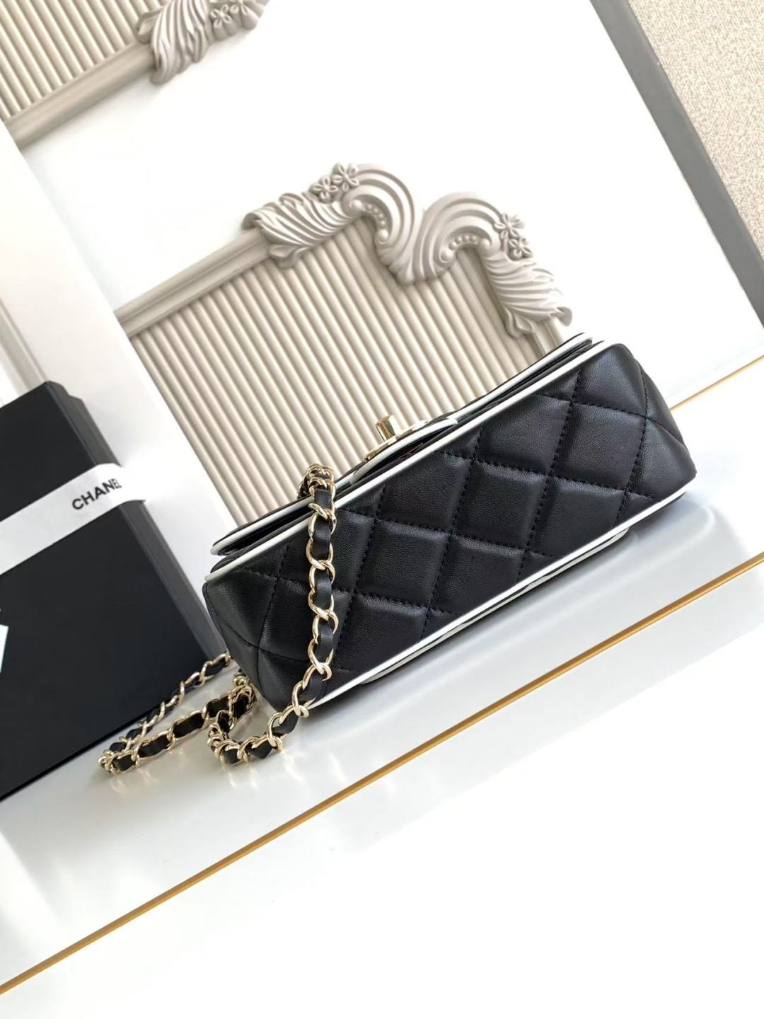 CC 25P MINI SAC À RABAT 20CM CUIR DE VEAU NOIR BLANC