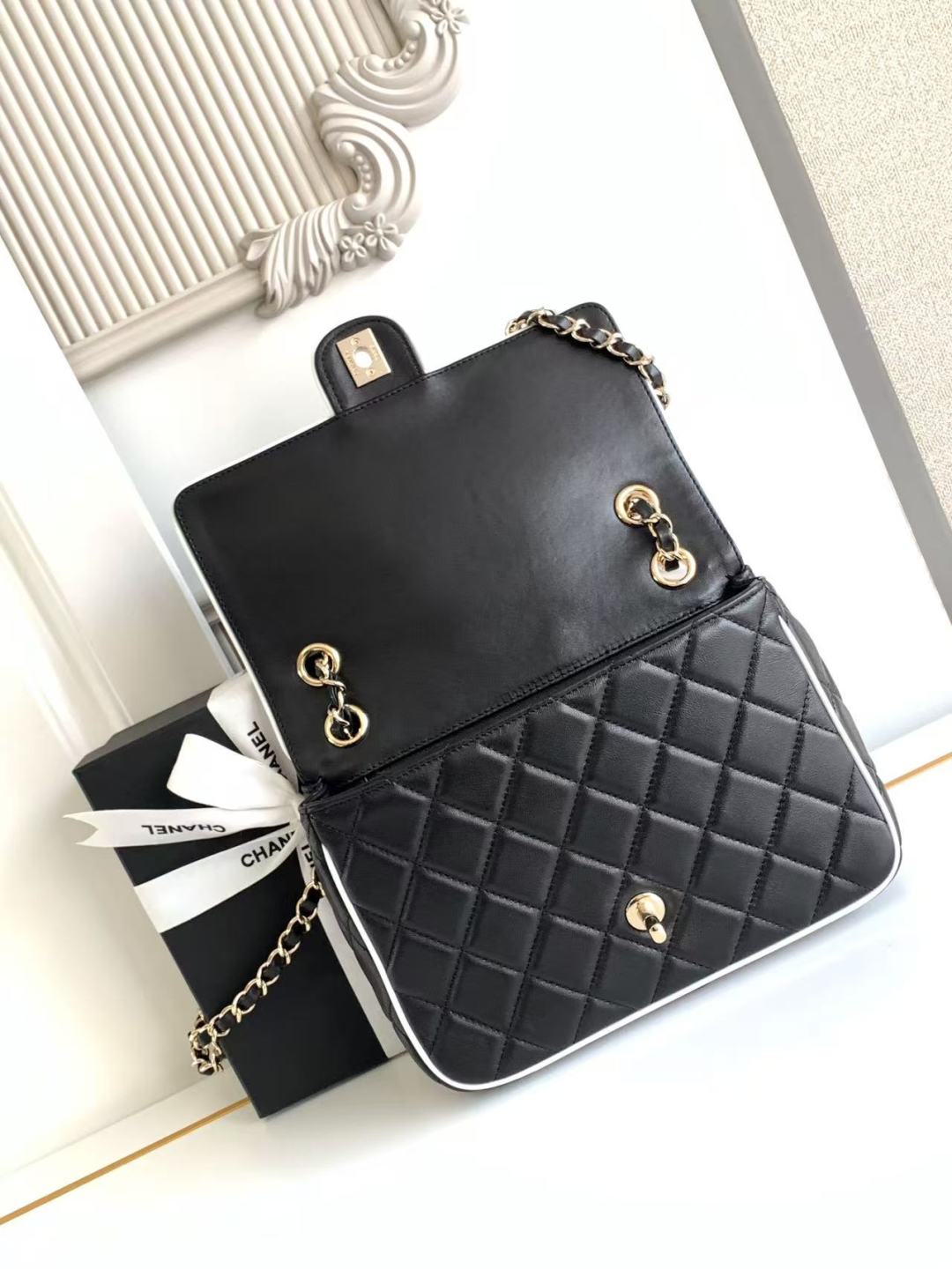CC 25P MINI SAC À RABAT 23CM CUIR DE VEAU NOIR BLANC