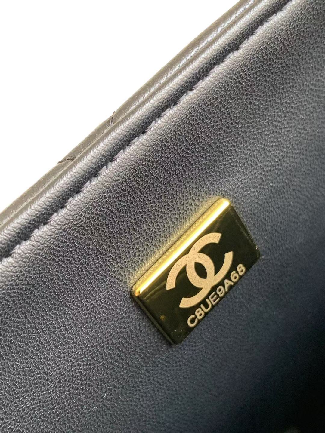 CC 25P MINI SAC À RABAT 23CM CUIR DE VEAU NOIR BLANC