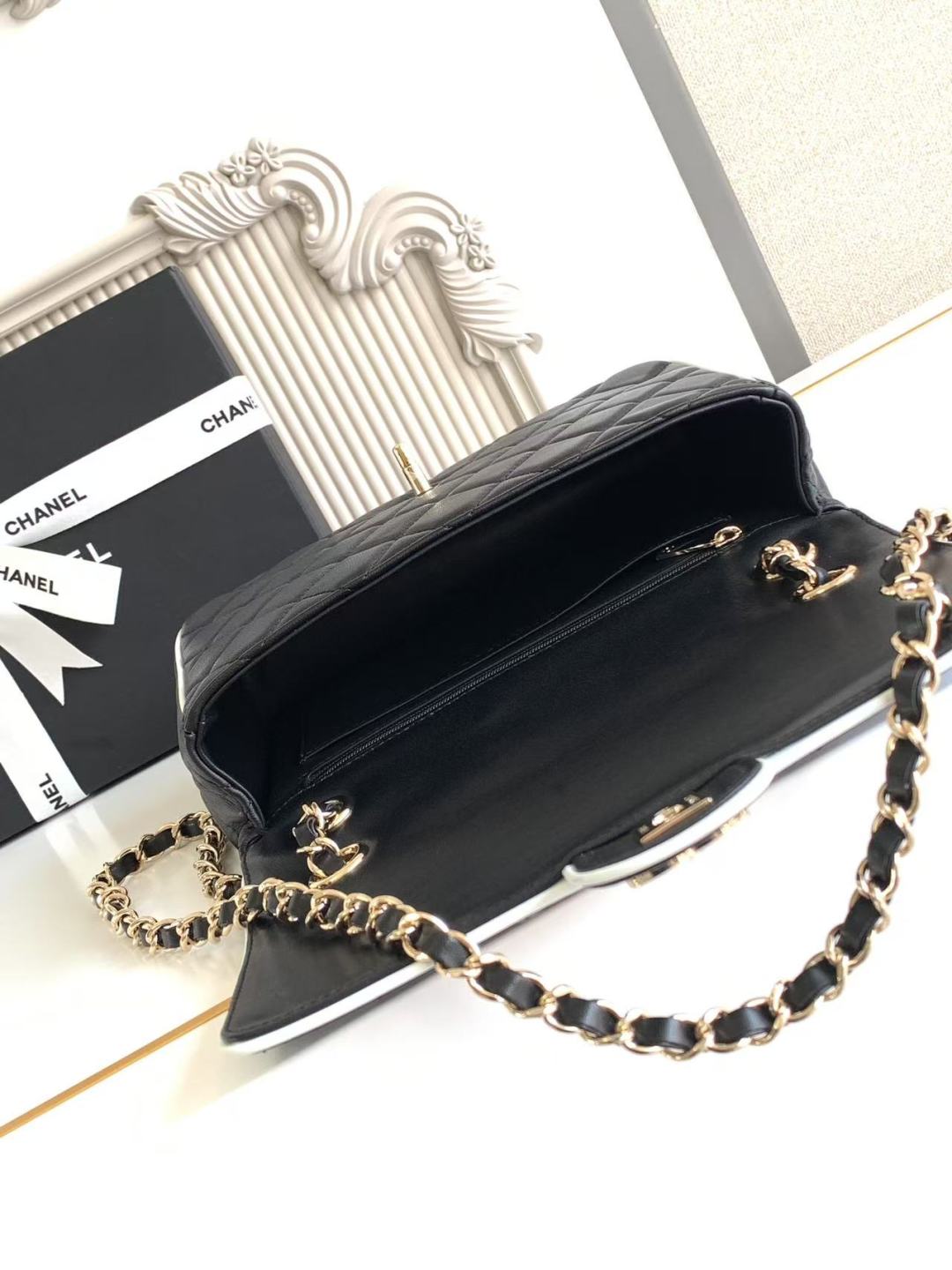 CC 25P MINI SAC À RABAT 23CM CUIR DE VEAU NOIR BLANC