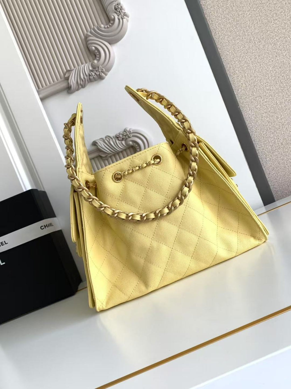 SAC HOBO CC 25C 30CM EN CUIR DE VEAU GRAINÉ JAUNE