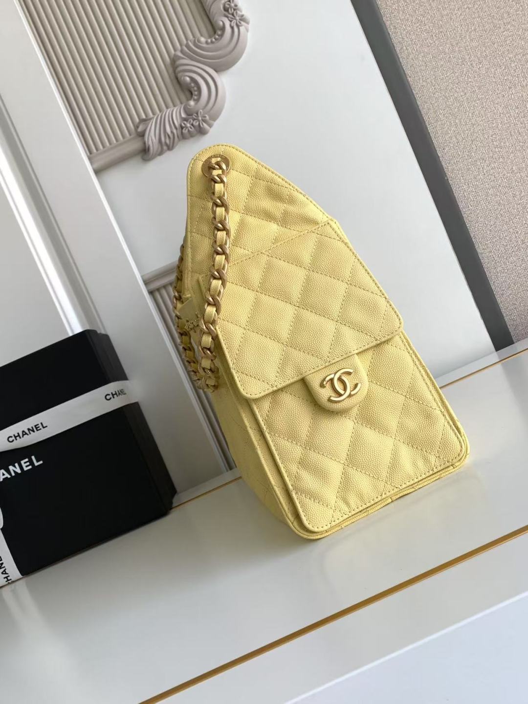 SAC HOBO CC 25C 30CM EN CUIR DE VEAU GRAINÉ JAUNE