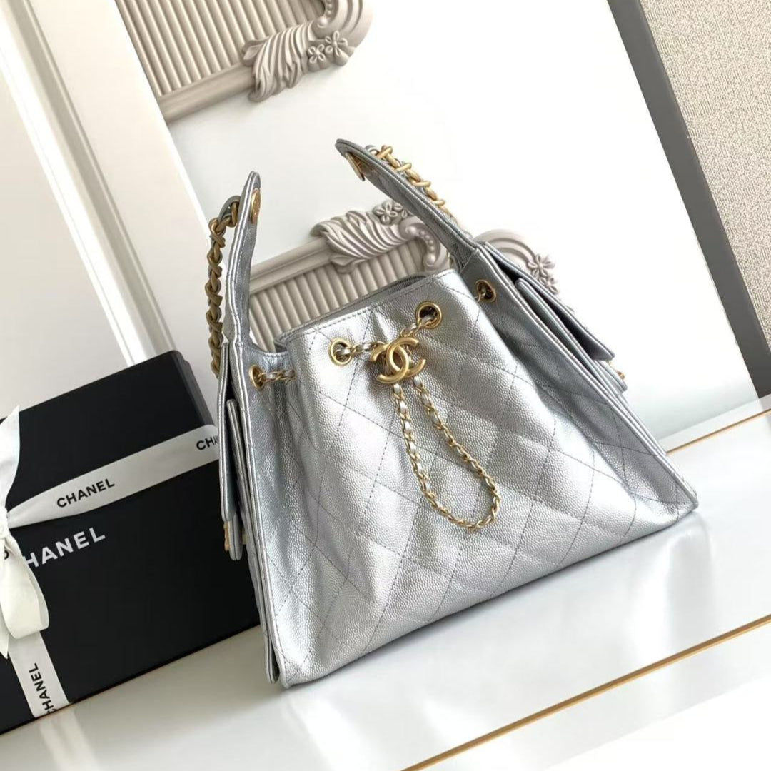 Sac Hobo CC 25C 30 cm en cuir de veau grainé métallisé argent