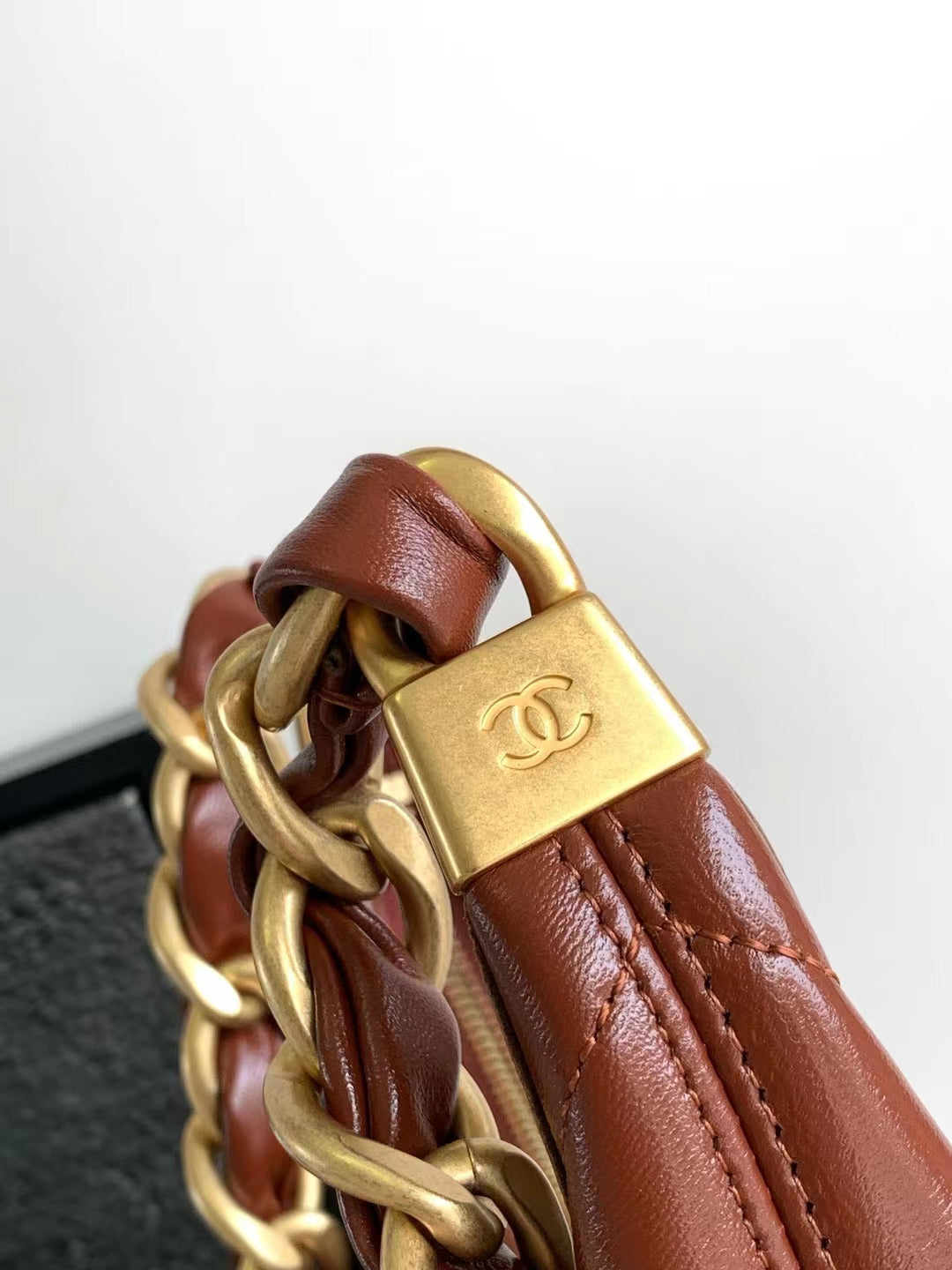 SAC HOBO 22 EN CUIR DE VEAU BRILLANT ROUGE MARRON, QUINCAILLERIE DORÉ 