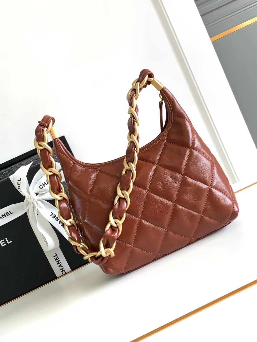 SAC HOBO 22 EN CUIR DE VEAU BRILLANT ROUGE MARRON, QUINCAILLERIE DORÉ 