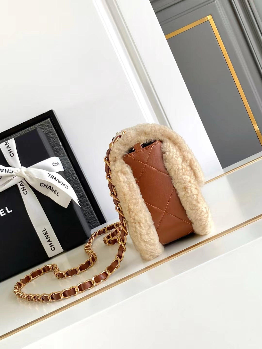 MINI SAC À RABAT 18 EN LAINE BEIGE ET CUIR DE VEAU ORANGE GINGEMBRE, QUINCAILLERIE DORÉE