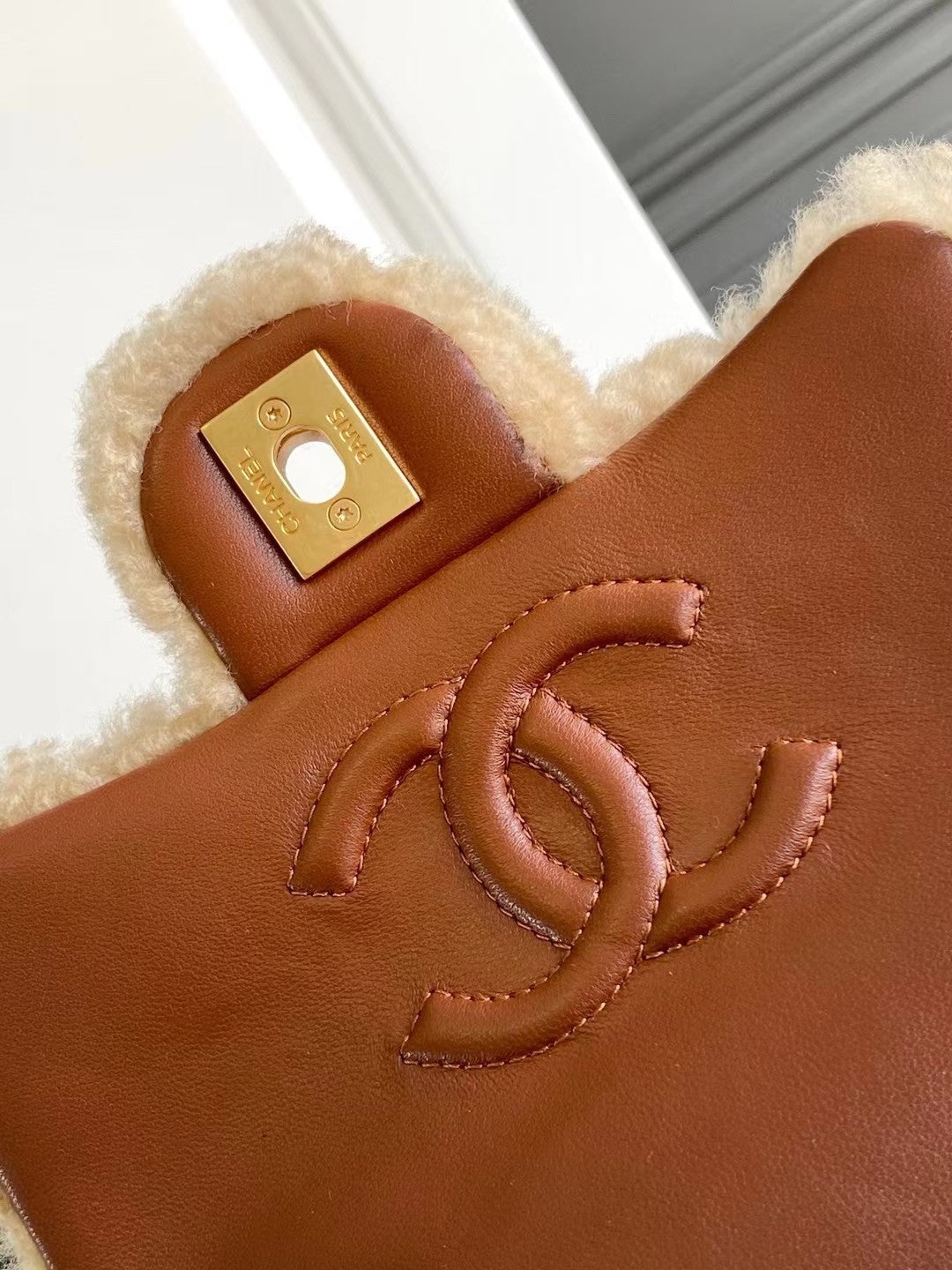 MINI SAC À RABAT 18 EN LAINE BEIGE ET CUIR DE VEAU ORANGE GINGEMBRE, QUINCAILLERIE DORÉE