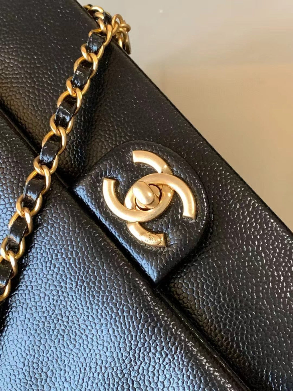 SAC À RABAT CLASSIQUE 22 EN CUIR DE VEAU NOIR QUINCAILLERIE DORÉ 