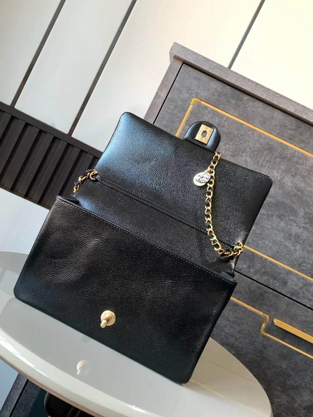 SAC À RABAT CLASSIQUE 22 EN CUIR DE VEAU NOIR QUINCAILLERIE DORÉ 